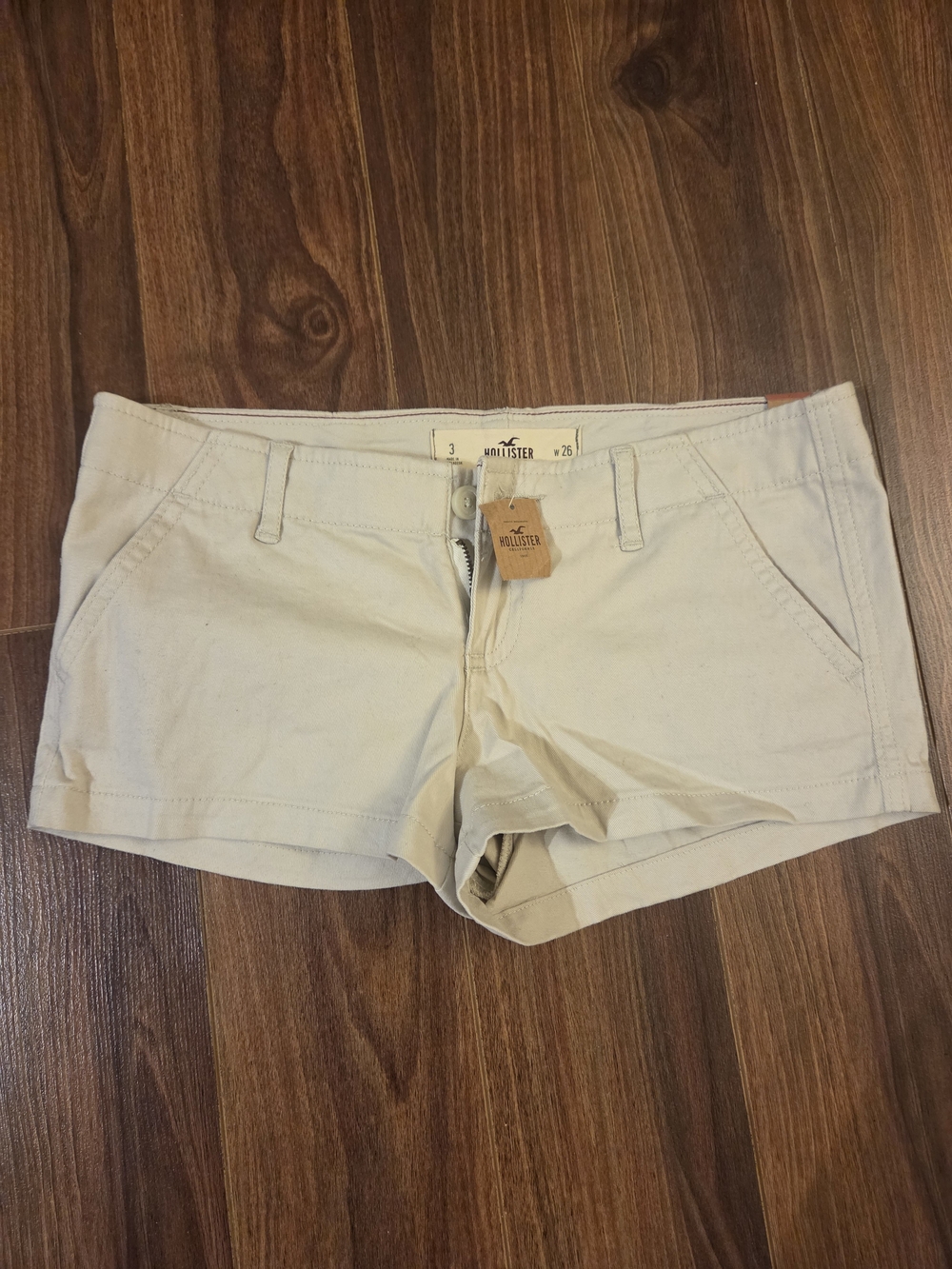 NEW Hollister Bettys 3 Twill Shorts – Size 3 (W26) – Cream Ivory Low Rise